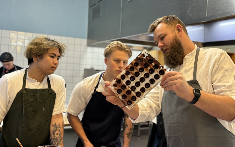 Elever følger med i chokoladeværkstedet på Hotel- og Restaurantskolen