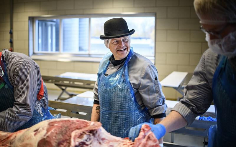 Micael underviser i køkkenet
