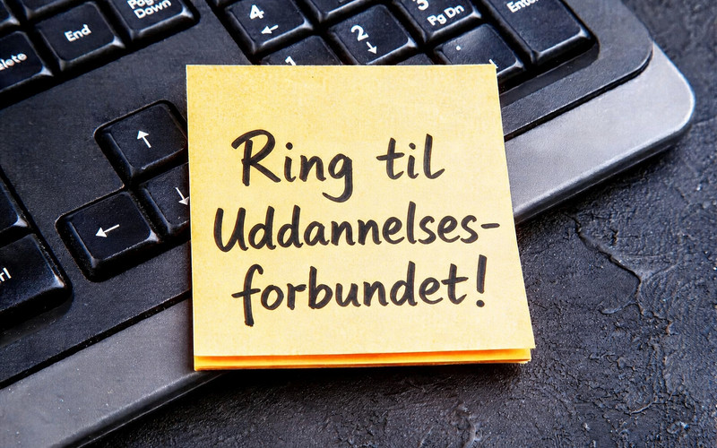 post it med påmindelse om at ringe til uddannelsesforbundet