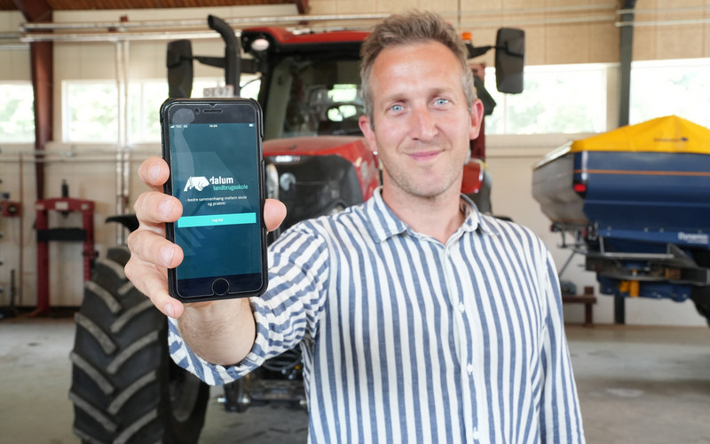 Kasper Hansen viser app på telefonen