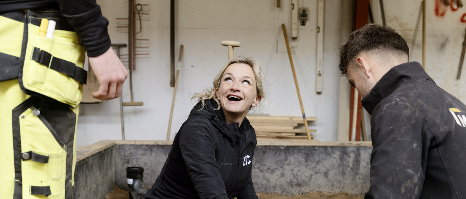 Luna Iburg med to af sine elever på anlægsstruktøruddannelsen