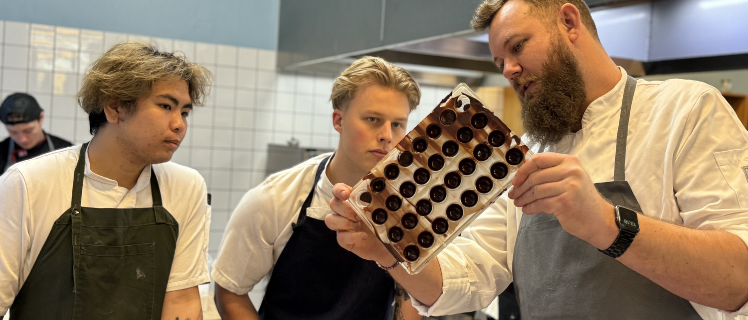 Elever følger med i chokoladeværkstedet på Hotel- og Restaurantskolen