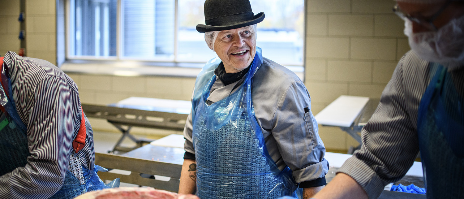 Micael underviser i køkkenet