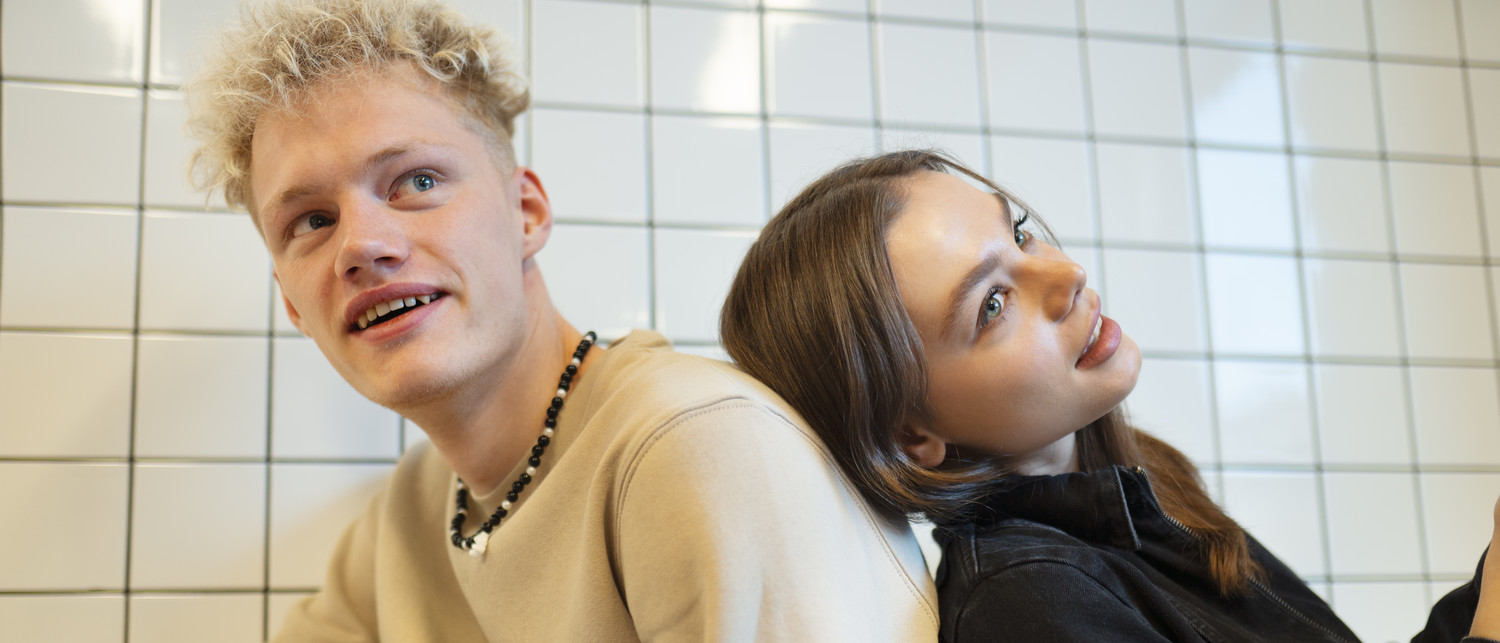 to unge mennesker der smiler