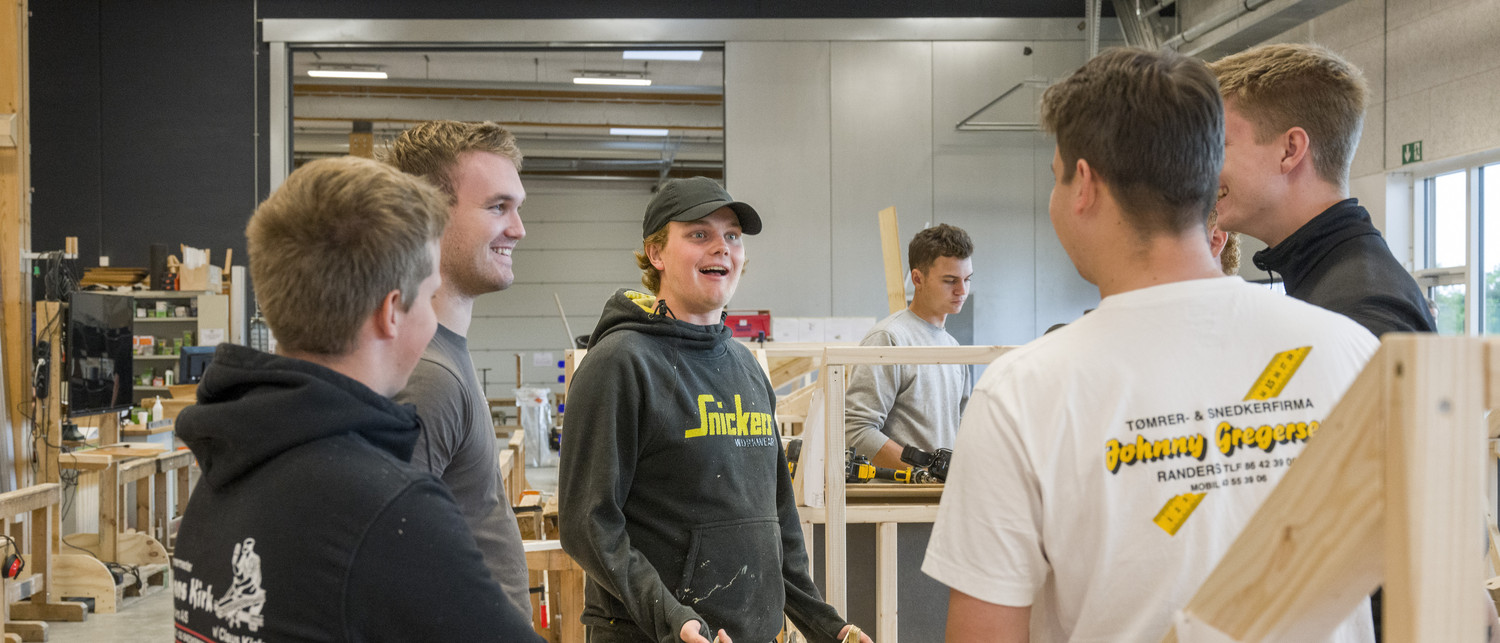 Unge mennesker på værksted