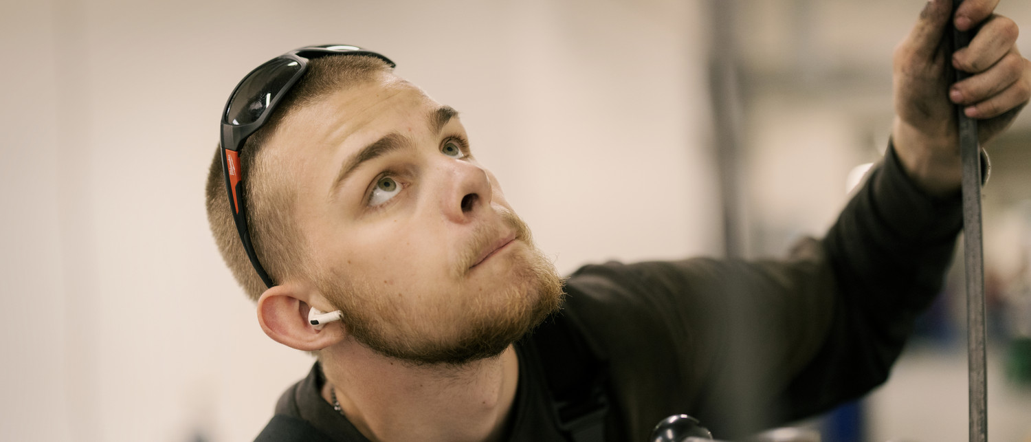 Ung mand arbejder på værkstedet