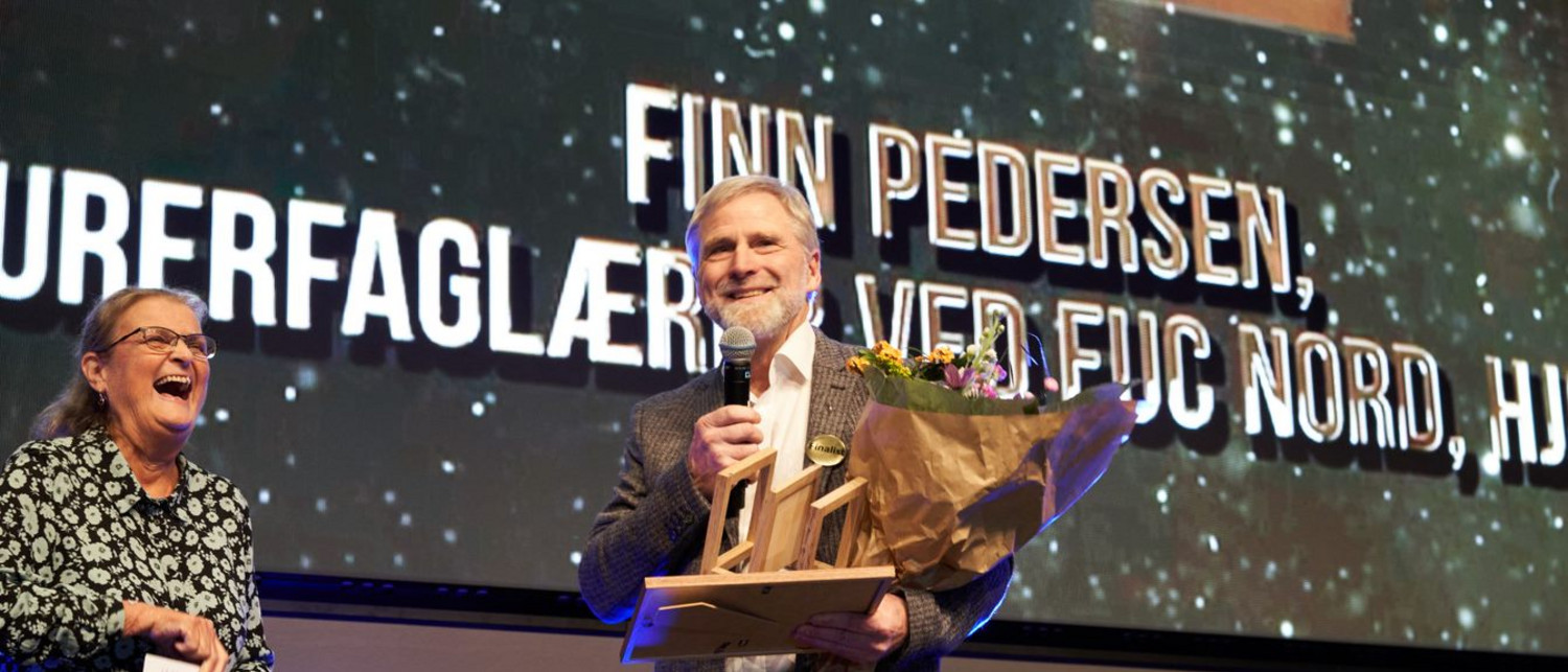 Murerfaglærer Finn Pedersen får Hanne Pontoppidan til at grine.