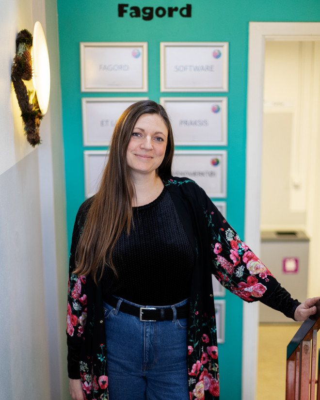 Louise fra FGU Øresund foran væg med fagord