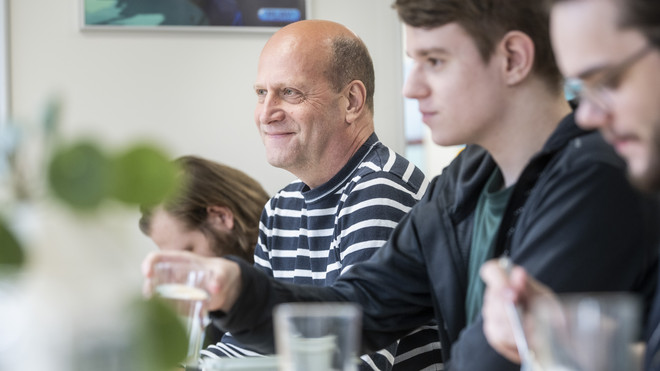 elever og lærere under frokost på AspIT