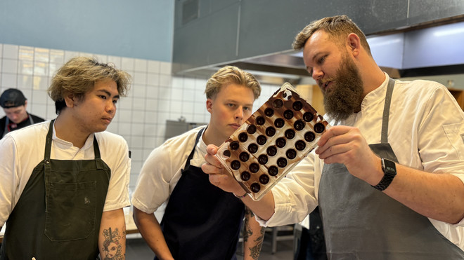 Jacob Ørstrup underviser på chokoladeværkstedet på HRS.