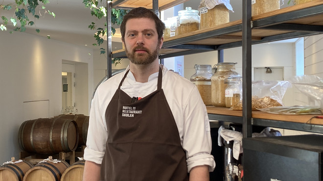 Faglærer Anton Schmidt Feiring arbejder som gastronomisk udvikler i fermenteringsværkstedet