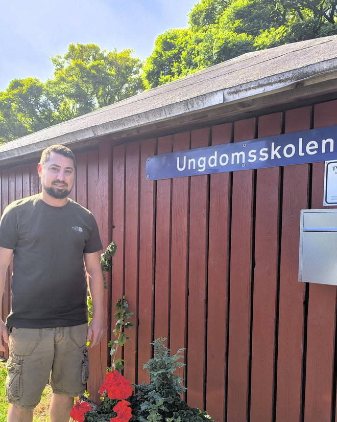 serhat foran ungdomsskolen i Albertslund