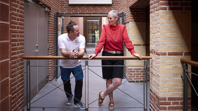 To lærere taler sammen i gangen