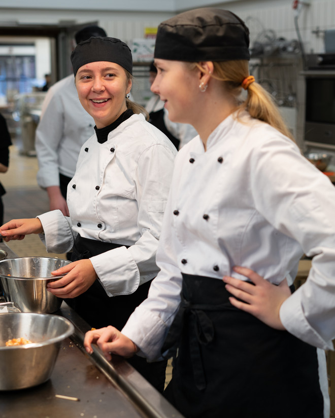 kokkeelever i køkkenet