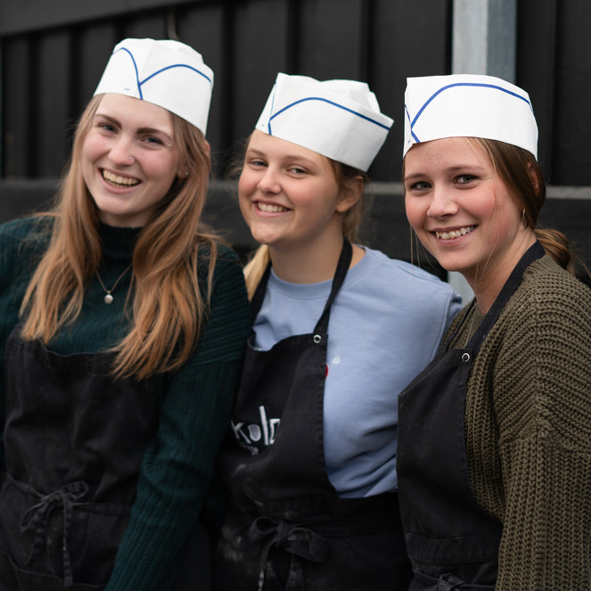 tre elever var Kold College smiler til fotografen