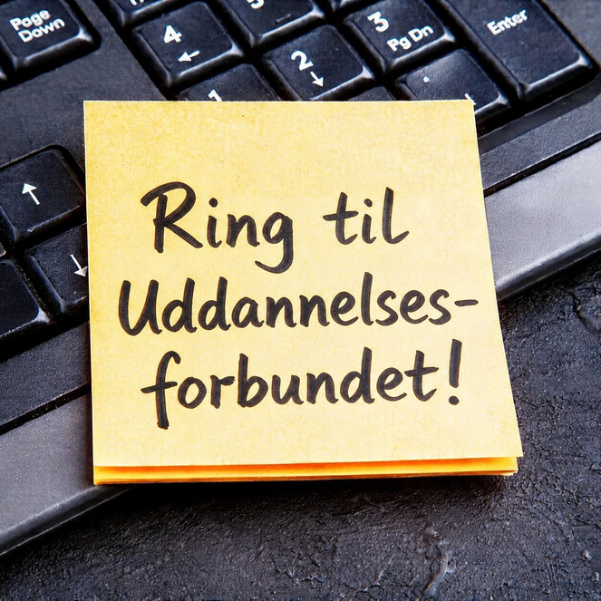 post it med påmindelse om at ringe til uddannelsesforbundet