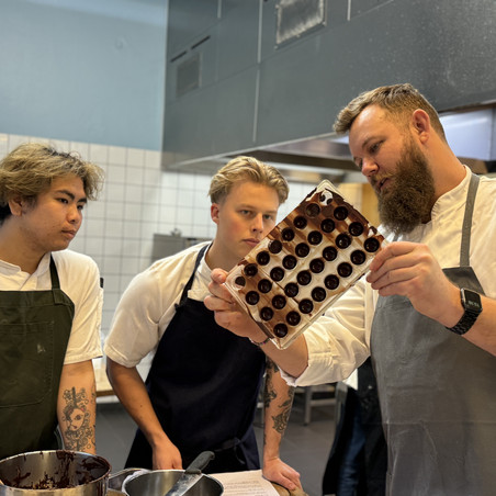 Elever følger med i chokoladeværkstedet på Hotel- og Restaurantskolen