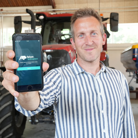 Kasper Hansen viser app på telefonen